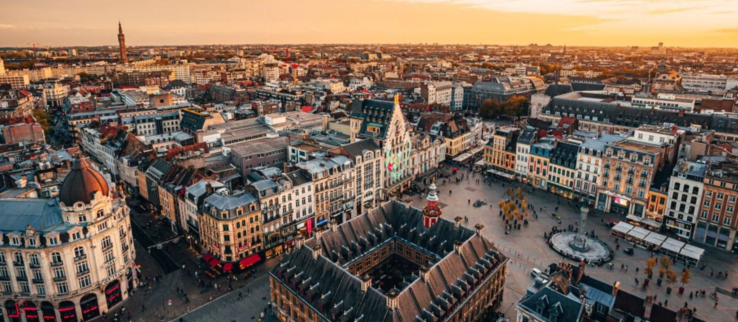 Vue aérienne de la métropole lilloise au coucher du soleil